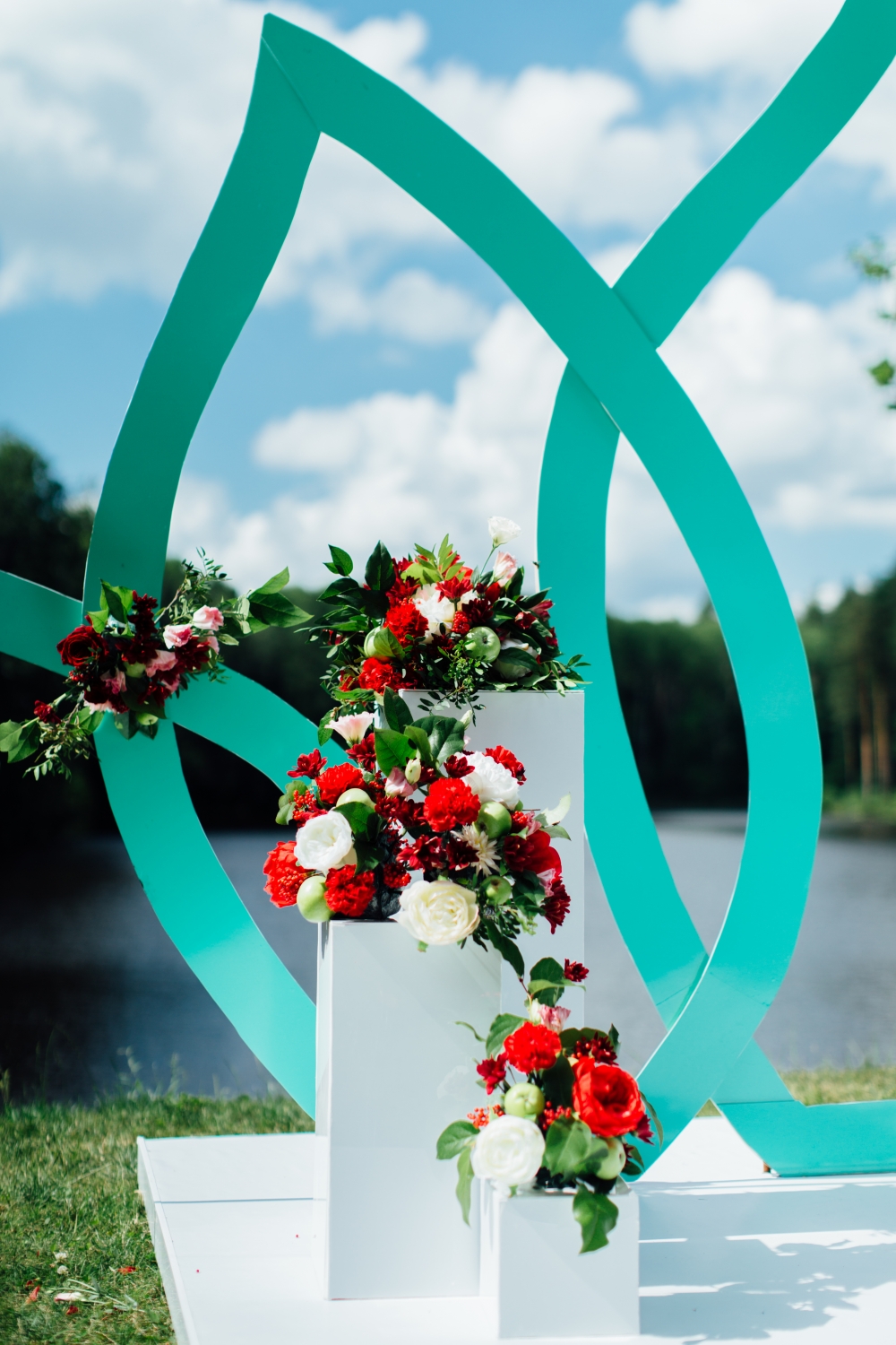 Свадьба в цвете тиффани, выездная регистрация, выездная церемония на берегу реки в тамбове,цветочные композиции с яблоками